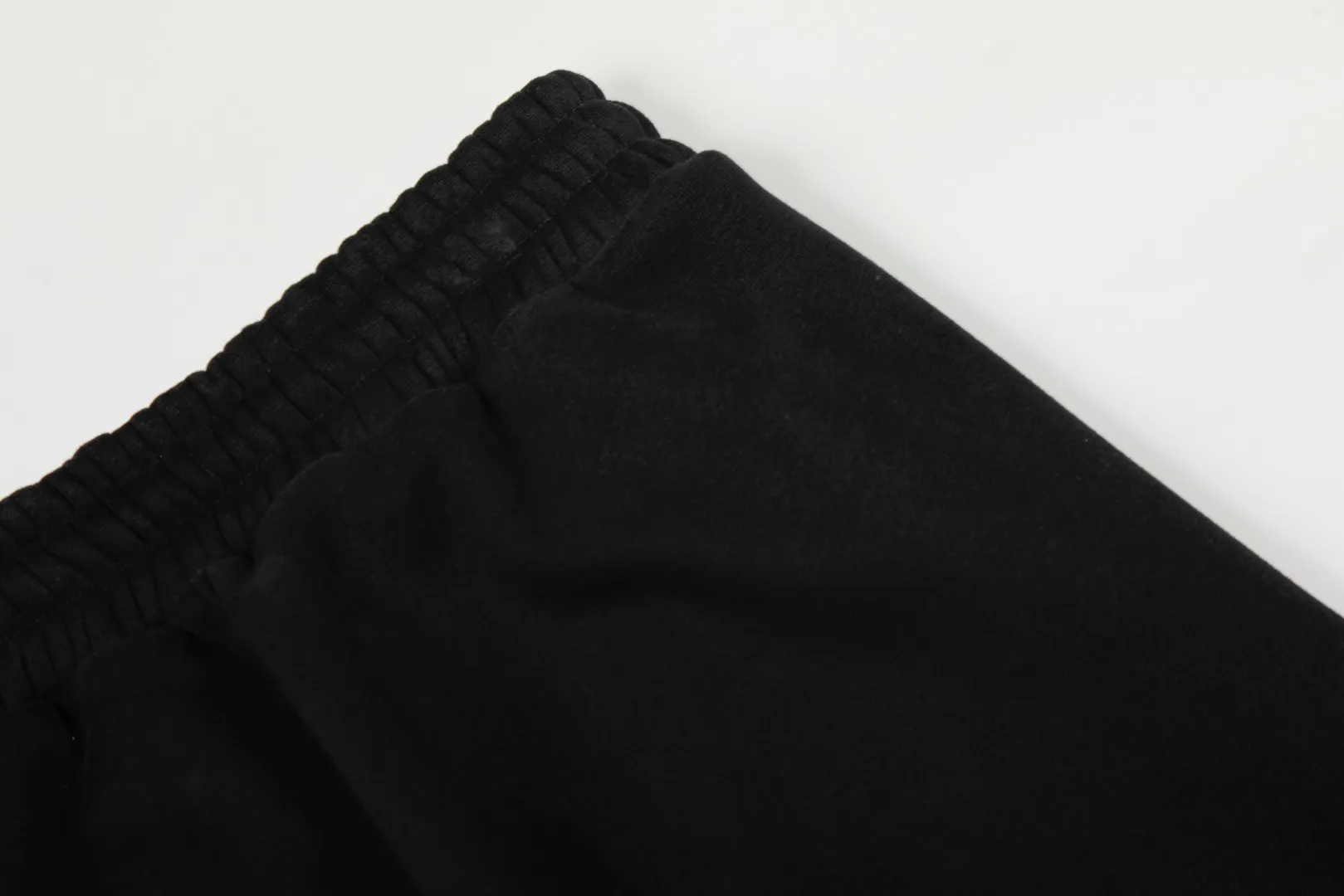 P230 Top quality" Style number: T7005# [Ralph Lauren solid color pony embroidered logo thickened velvet legged trousers] ✅Ralph Lauren Ralph Lauren classic basic versatile unisex autumn and winter velvet legged trousers ✅Pure cotton high-gram velvet thickened fabric The upper body is comfortable and warm ✅The version is restored to the original version The maximum size can be worn up to 180 pounds Loose, comfortable and stress-free ✅The upper body is simple and easy to wear ootd must-have. Good-looking clothes are never picky. A must-have in couples’ wardrobes. Size: S-XL. Color: Black, Gray, Navy Khaki.